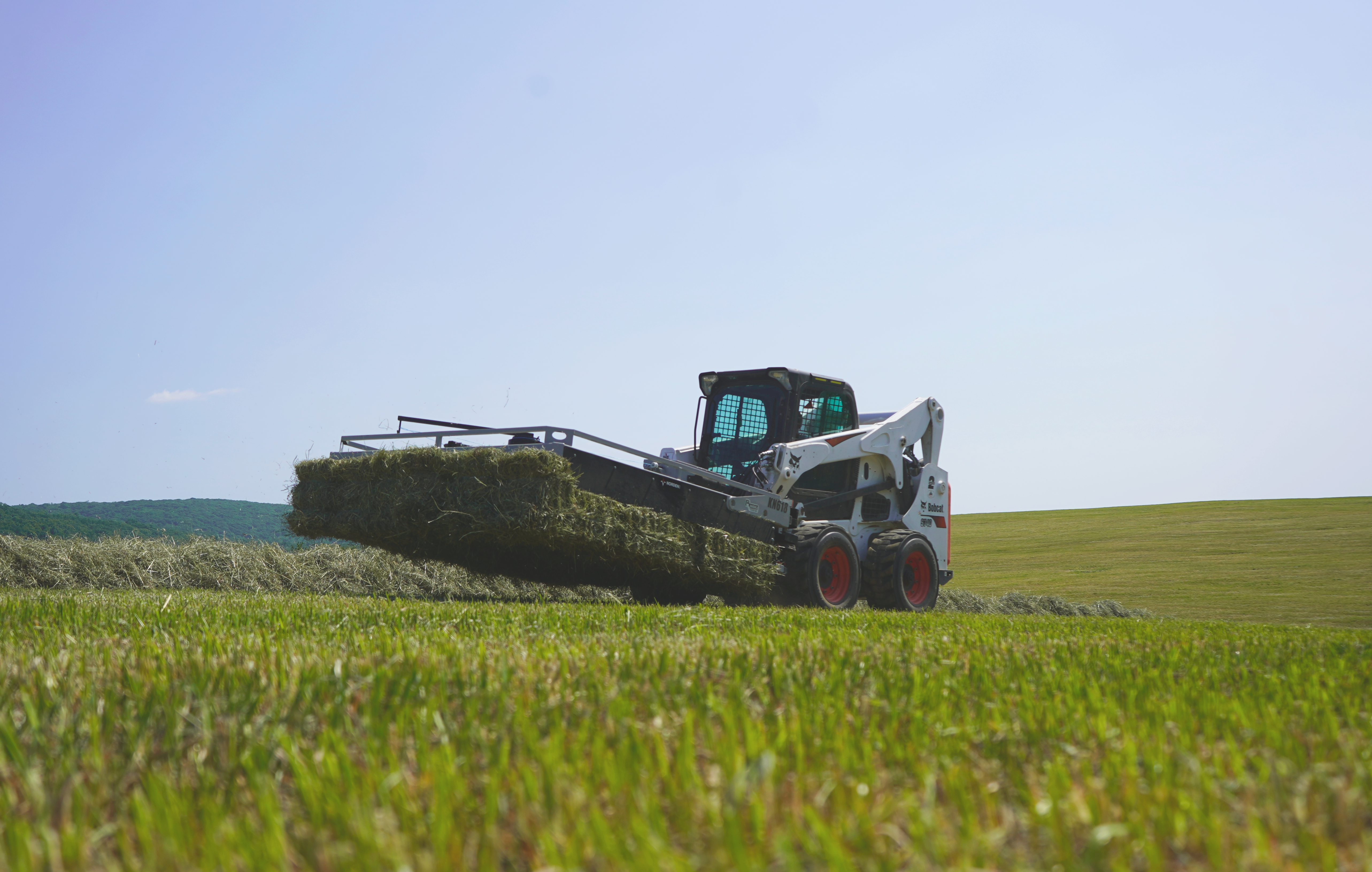 Norden KN618 Tie Grabber in hay field